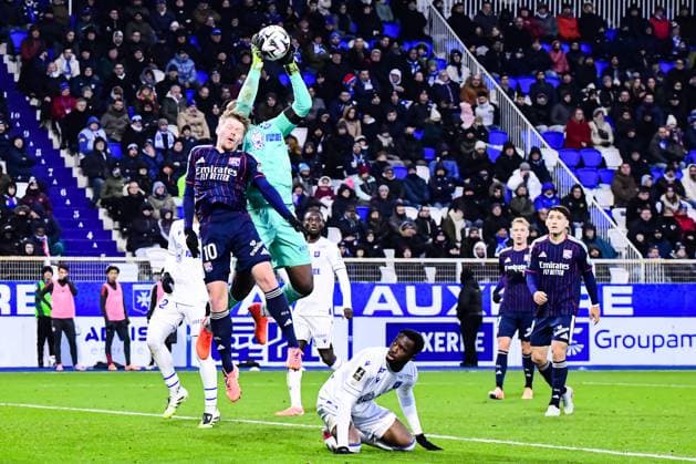 FOOTBALL : AJ Auxerre vs OL - Ligue 1 McDonalds - JournÃ e 13 - 23 11 2025 Pavel Sulc (OL) Donovan LÃ on (AJ Auxerre) AuxerreFrance  Copyright: xBaptistexAutissierx