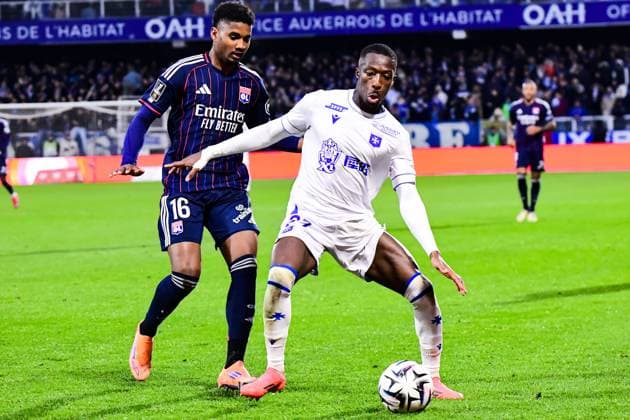 FOOTBALL : AJ Auxerre vs OL - Ligue 1 McDonalds - JournÃ e 13 - 23 11 2025 Abner (OL) Lamine Sy (AJ Auxerre) AuxerreFrance  Copyright: xBaptistexAutissierx