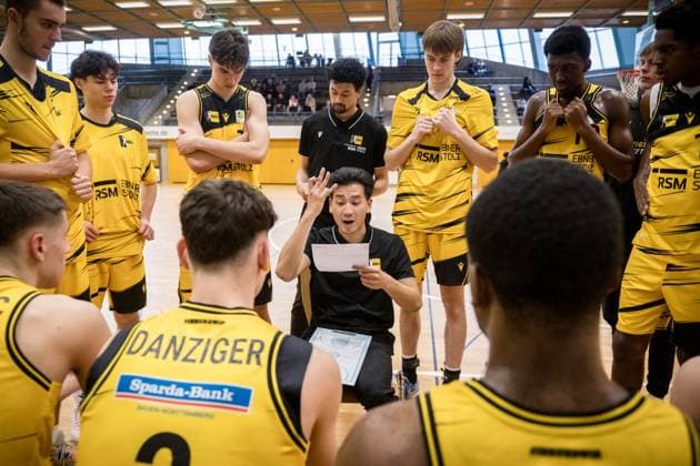 Kheeryoung Rhee Porsche BBA, Head Coach Timeout, Speech to the team GER, Porsche BBA Ludwigsburg CATL Basketball Loewen Erfurt, 2 Barmer Basketball Bundesliga, ProB Sued, Season 2025 2026, 23 11 2025 GER, Porsche BBA Ludwigsburg CATL Basketball Loewen Erfurt, 2 Barmer Basketball Bundesliga, ProB Sued, Season 2025 2026, 23 11 2025 Ludwigsburg Copyright: xSandyxDinkelackerx EP_EER