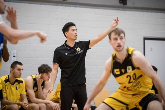 Kheeryoung Rhee Porsche BBA, Head Coach directs the team from the sidelines GER, Porsche BBA Ludwigsburg CATL Basketball Loewen Erfurt, 2 Barmer Basketball Bundesliga, ProB Sued, Saison 2025 2026, 23 11 2025 GER, Porsche BBA Ludwigsburg CATL Basketball Loewen Erfurt, 2 Barmer Basketball Bundesliga, ProB Sued, Saison 2025 2026, 23 11 2025 Ludwigsburg Copyright: xSandyxDinkelackerx EP_EER