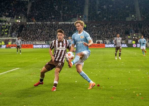 Soccer, Men, Season 2025 2026, 1 Bundesliga 11 Matchday , FC St Pauli 1 FC Union Berlin, v l Arkadiusz Pyrka St Pauli , Tom Rothe 1 FC Union Berlin , 23 11 2025, Copyright: xMatthiasxKochx