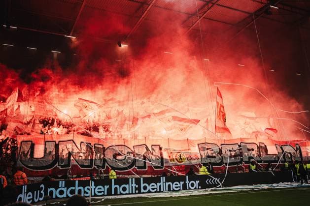 1 Bundesliga FC St Pauli vs 1 FC Union Berlin, 23 11 2025 Union Berlin fans ignite pyros Football, 1 Bundesliga, 11 Matchday FC St Pauli vs 1 FC Union Berlin on 23 11 2025 at Millerntor Stadion, Hamburg DFL REGULATIONS PROHIBIT ANY USE OF PHOTOGRAPHS AS IMAGE SEQUENCES AND OR QUASI VIDEO Copyright: xBEAUTIFULxSPORTS Tonhäuserx