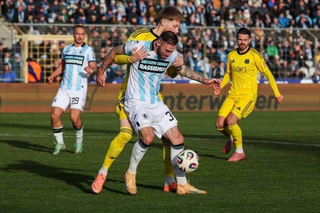 Patrick Hobsch 34 TSV 1860 Muenchen energetically claims the ball from Joel Bichsel 27 1 FC Saarbruecken , TSV 1860 Muenchen vs 1 FC Saarbruecken, Football, Third Division, DFL, Season 2025 2026, Hinrunde, 15 Spieltag, 23 11 2025 DFB regulations prohibit any use of photographs as image sequences and or quasi video Muenchen Bayern Germany Copyright: xkolbert-press MartinxAgüerax