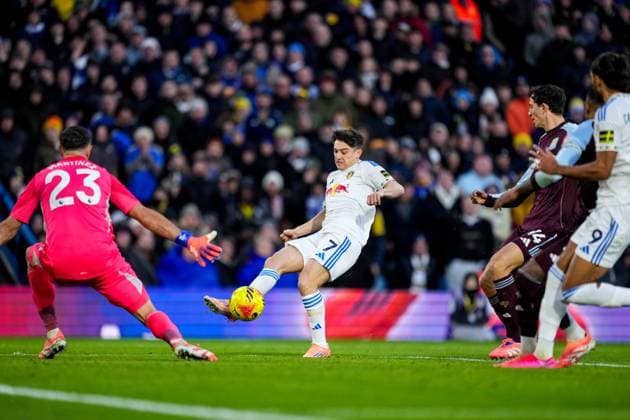 LEEDS, ENGLAND - NOVEMBER 23: Daniel James of Leeds United shoots during the Premier League match between Leeds United and Aston Villa at Elland Road on November 23, 2025 in Leeds, England. (Photo by Rene Nijhuis) SPO  Copyright: xRenexNijhuis
