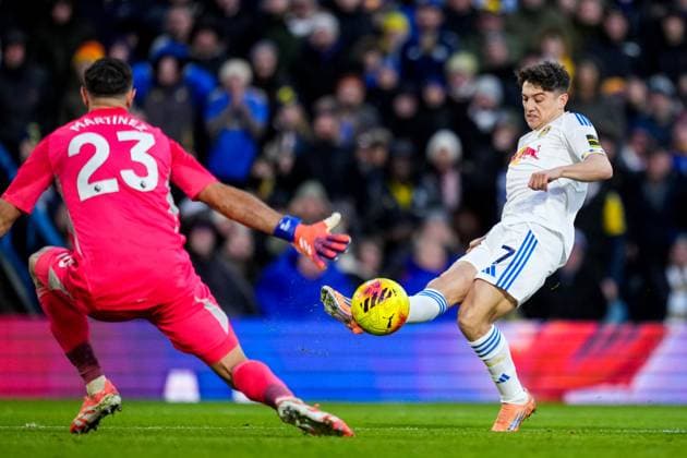 LEEDS, ENGLAND - NOVEMBER 23: Daniel James of Leeds United shoots during the Premier League match between Leeds United and Aston Villa at Elland Road on November 23, 2025 in Leeds, England. (Photo by Rene Nijhuis) SPO  Copyright: xRenexNijhuis