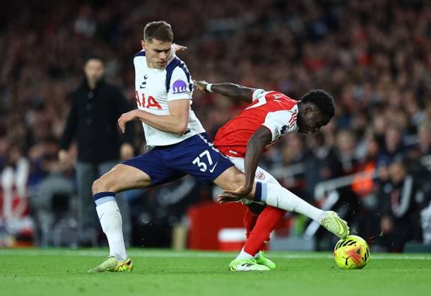 Micky van de Ven of Tottenham Hotspur competes for the ball with Bukayo Saka of Arsenal Arsenal v Tottenham Hotspur, Premier League, Football, Emirates Stadium, London, UK - 23 Nov 2025London Emirates Stadium United Kingdom EDITORIAL USE ONLY No use with unauthorised audio, video, data, fixture lists, club league logos or live services. Online in-match use limited to 120 images, no video emulation. No use in betting, games or single club league player publications. Copyright: xMichaelxZemanek Shutterstockx 15860967c