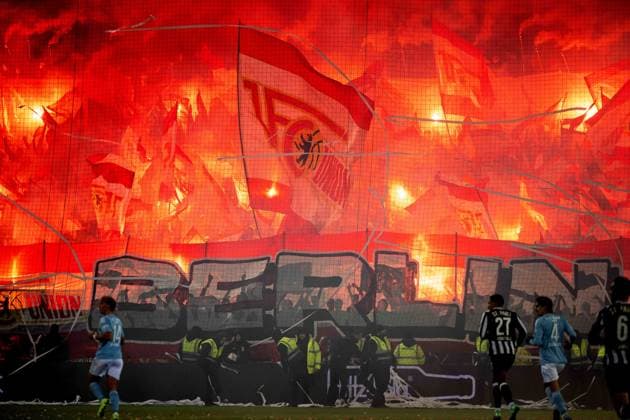 Soccer, Men, Season 2025 2026, 1 Bundesliga 11 Matchday , FC St Pauli 1 FC Union Berlin, Fans of Union ignite pyrotechnics, 23 11 2025, Copyright: xMatthiasxKochx