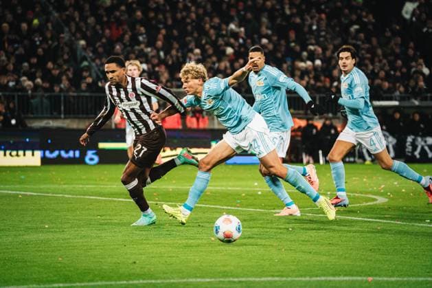 1 Bundesliga FC St Pauli vs 1 FC Union Berlin, 23 11 2025 Diogo Leite 1 FC Union Berlin, 4 vs Andréas Hountondji FC St Pauli, 27 Soccer, 1 Bundesliga, Matchday 11 FC St Pauli vs 1 FC Union Berlin on 23 11 2025 at Millerntor Stadion, Hamburg DFL REGULATIONS PROHIBIT ANY USE OF PHOTOGRAPHS AS IMAGE SEQUENCES AND OR QUASI VIDEO Copyright: xBEAUTIFULxSPORTS Tonhäuserx