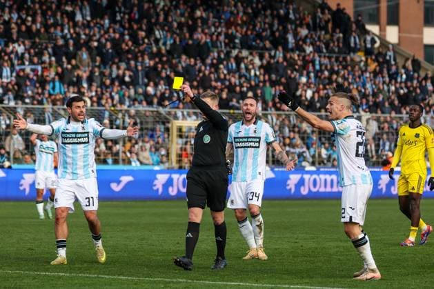 Referee Felix Weller gives Lasse Wilhelm 18 1 FC Saarbruecken , not pictured, a yellow card, Kevin Volland 31 TSV 1860 Muenchen , Patrick Hobsch 34 TSV 1860 Muenchen and Sigurd Haugen 22 TSV 1860 Muenchen protest and demand to be sent off, TSV 1860 Muenchen vs 1 FC Saarbruecken, Football, Dritte Liga, DFL, Saison 2025 2026, Hinrunde, 15 Spieltag, 23 11 2025 DFB regulations prohibit any use of photographs as image sequences and or quasi video Muenchen Bayern Germany Copyright: xkolbert-press MartinxAgüerax