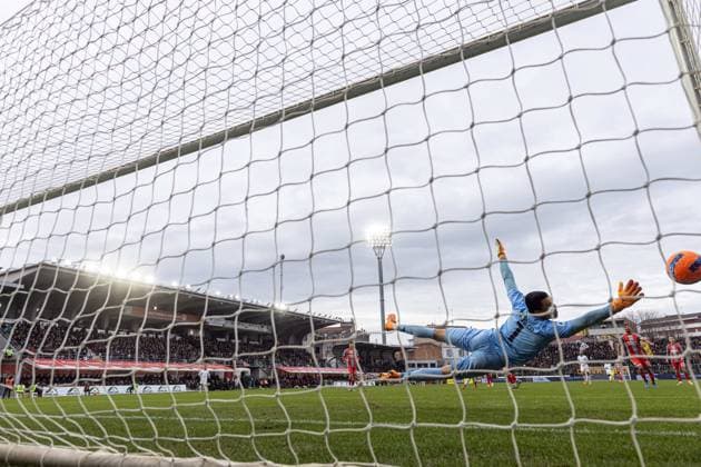 Matias Soule Roma s scores the goal 0-1 during the Serie A soccer match between Cremonese and Roma at the Giovanni Zini Stadium in Cremona Italy - Sunday, 25 november 2025. - Soccer .  Copyright: xAlbertoxMariani LaPressex