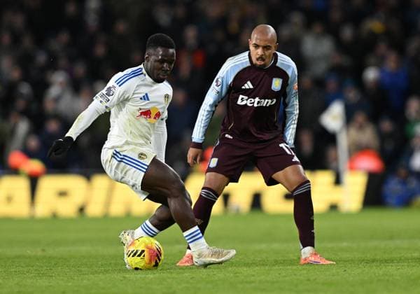 Wilfried Gnonto of Leeds United and Donyell Malen of Aston Villa Leeds United v Aston Villa, Premier League, Football, Elland Road, Leeds, UK - 23 Nov 2025Leeds Elland Road United Kingdom EDITORIAL USE ONLY No use with unauthorised audio, video, data, fixture lists, club league logos or live services. Online in-match use limited to 120 images, no video emulation. No use in betting, games or single club league player publications. Copyright: xAnnaxGowthorpe Shutterstockx 15860945bi