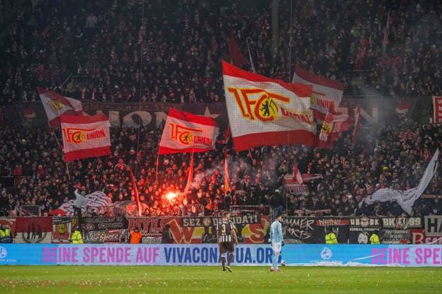 Soccer, Men, Season 2025 2026, 1 Bundesliga 11 Matchday , FC St Pauli 1 FC Union Berlin, Fans of Union ignite pyrotechnics, 23 11 2025, Copyright: xMatthiasxKochx