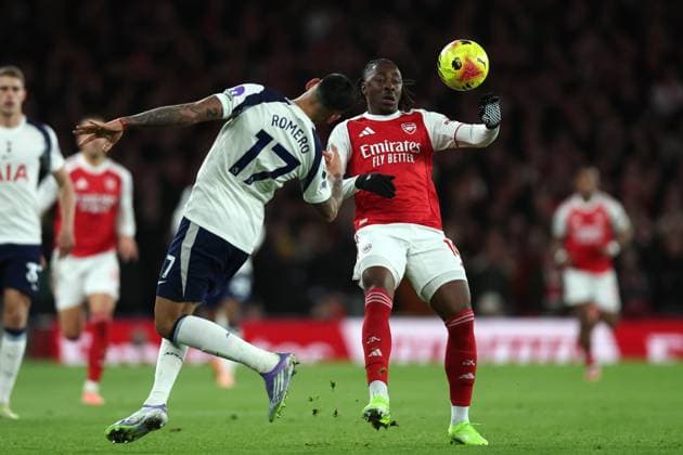 London, England, 23rd November 2025. Cristian Romero of Tottenham Hotspur and Eberechi Eze of Arsenal challenge for the ball during the Arsenal vs Tottenham Hotspur Premier League match at the Emirates Stadium, London. Picture credit should read: David Klein Sportimage EDITORIAL USE ONLY. No use with unauthorised audio, video, data, fixture lists, club league logos or live services. Online in-match use limited to 120 images, no video emulation. No use in betting, games or single club league player publications. SPI_039_DK_Arsenal_Tottenham SPI-4307-0039