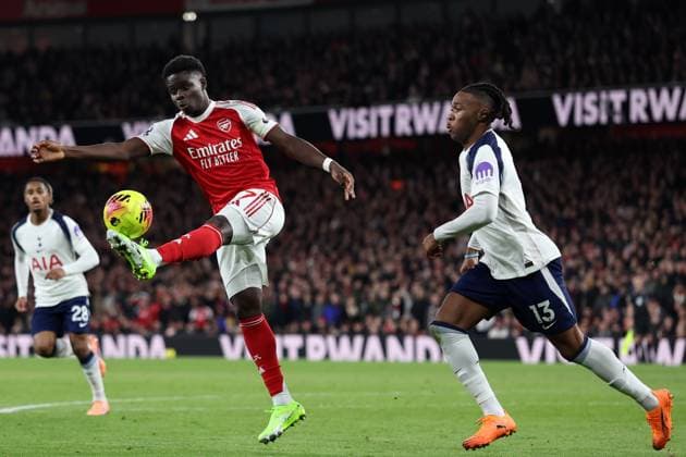 London, England, 23rd November 2025. Bukayo Saka of Arsenal controls the ball ahead of Destiny Udogie of Tottenham Hotspur during the Arsenal vs Tottenham Hotspur Premier League match at the Emirates Stadium, London. Picture credit should read: David Klein Sportimage EDITORIAL USE ONLY. No use with unauthorised audio, video, data, fixture lists, club league logos or live services. Online in-match use limited to 120 images, no video emulation. No use in betting, games or single club league player publications. SPI_042_DK_Arsenal_Tottenham SPI-4307-0042