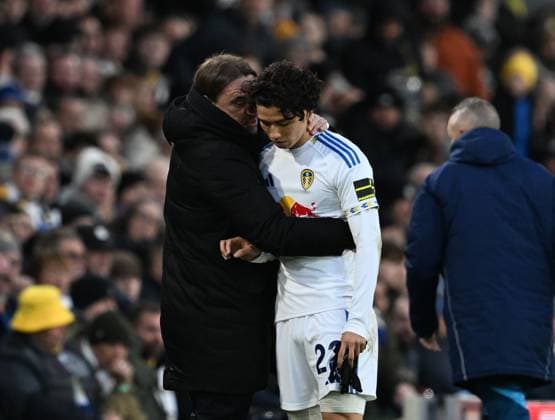 Daniel Farke manager of Leeds United with Ao Tanaka of Leeds United after he is taken off having come on as a substitute Leeds United v Aston Villa, Premier League, Football, Elland Road, Leeds, UK - 23 Nov 2025Leeds Elland Road United Kingdom EDITORIAL USE ONLY No use with unauthorised audio, video, data, fixture lists, club league logos or live services. Online in-match use limited to 120 images, no video emulation. No use in betting, games or single club league player publications. Copyright: xAnnaxGowthorpe Shutterstockx 15860945bn