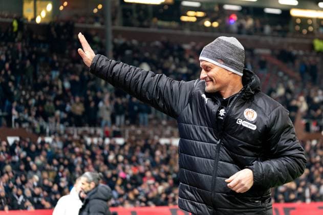 Alexander Blessin FC St Pauli, Coach , GER, FC St Pauli vs 1 FC Union Berlin, Football, Bundesliga, Matchday 11, Season 2025 2026, 23 11 2025 DFL REGULATIONS PROHIBIT ANY USE OF PHOTOGRAPHS AS IMAGE SEQUENCES AND OR QUASI VIDEO GER, FC St Pauli vs 1 FC Union Berlin, Football, Bundesliga, Matchday 11, Season 2025 2026, 23 11 2025 Hamburg Copyright: xEibner-Pressefoto MaxxVincenx EP_MVN