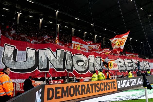 Union Fans Ultras, GER, FC St Pauli vs 1 FC Union Berlin, Football, Bundesliga, Matchday 11, Season 2025 2026, 23 11 2025 DFL REGULATIONS PROHIBIT ANY USE OF PHOTOGRAPHS AS IMAGE SEQUENCES AND OR QUASI VIDEO GER, FC St Pauli vs 1 FC Union Berlin, Football, Bundesliga, Matchday 11, Season 2025 2026, 23 11 2025 Hamburg Copyright: xEibner-Pressefoto MaxxVincenx EP_MVN