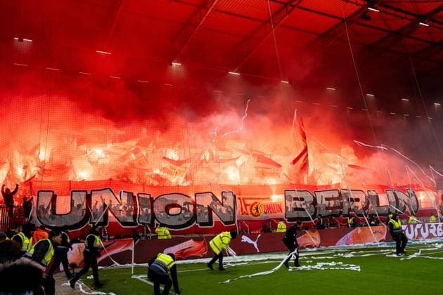 Union Berlin Pyrotechnics Bengalo Fans Ultras, GER, FC St Pauli vs 1 FC Union Berlin, Football, Bundesliga, Matchday 11, Season 2025 2026, 23 11 2025 DFL REGULATIONS PROHIBIT ANY USE OF PHOTOGRAPHS AS IMAGE SEQUENCES AND OR QUASI VIDEO GER, FC St Pauli vs 1 FC Union Berlin, Football, Bundesliga, Matchday 11, Season 2025 2026, 23 11 2025 Hamburg Copyright: xEibner-Pressefoto MaxxVincenx EP_MVN