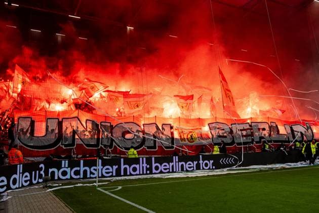 Union Berlin Pyrotechnics Bengalo Fans Ultras, GER, FC St Pauli vs 1 FC Union Berlin, Football, Bundesliga, Matchday 11, Season 2025 2026, 23 11 2025 DFL REGULATIONS PROHIBIT ANY USE OF PHOTOGRAPHS AS IMAGE SEQUENCES AND OR QUASI VIDEO GER, FC St Pauli vs 1 FC Union Berlin, Football, Bundesliga, Matchday 11, Season 2025 2026, 23 11 2025 Hamburg Copyright: xEibner-Pressefoto MaxxVincenx EP_MVN