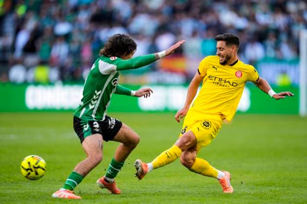 November 23, 2025, Sevilla, Sevilla, SPAIN: Alex Moreno of Girona FC and Hector Bellerin of Real Betis in action during the Spanish league, LaLiga EA Sports, football match played between Real Betis and Girona FC at La Cartuja stadium on November 23, 2025, in Sevilla, Spain. Sevilla SPAIN - ZUMAa181 20251123_zaa_a181_137 Copyright: xJoaquinxCorcherox