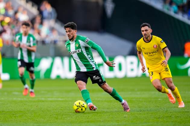 November 23, 2025, Sevilla, Sevilla, SPAIN: Pablo Fornals of Real Betis in action during the Spanish league, LaLiga EA Sports, football match played between Real Betis and Girona FC at La Cartuja stadium on November 23, 2025, in Sevilla, Spain. Sevilla SPAIN - ZUMAa181 20251123_zaa_a181_141 Copyright: xJoaquinxCorcherox