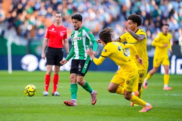 November 23, 2025, Sevilla, Sevilla, SPAIN: Pablo Fornals of Real Betis in action during the Spanish league, LaLiga EA Sports, football match played between Real Betis and Girona FC at La Cartuja stadium on November 23, 2025, in Sevilla, Spain. Sevilla SPAIN - ZUMAa181 20251123_zaa_a181_143 Copyright: xJoaquinxCorcherox