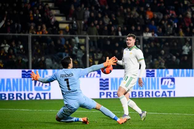 AS Roma v US Cremonese - Serie A Emil Audero of US Cremonese makes a save on Evan Ferguson of AS Roma during the Serie A football match between AS Roma and US Cremonese. Cremona Italy Copyright: xNicolòxCampox