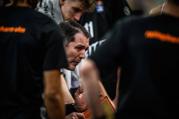 Neu Ulm, Germany, 23 11 25 Head Coach Ty Harrelson ratiopharm ulm Looks on during the Basketball Bundesliga match between ratiopharm ulm vs FC Bayern Basketball at ratiopharm Arena on November 23, 2025 in Neu Ulm, Germany Photo by Harry Langer DeFodi Images ratiopharm Arena, Germany, 23 11 25 Head Coach Ty Harrelson ratiopharm ulm Looks on during the Basketball Bundesliga match between ratiopharm ulm vs FC Bayern Basketball at Neu Ulm on November 23, 2025 in ratiopharm Arena, Germany Photo by Harry Langer DeFodi Images Photo by Harry Langer DeFodi Images
