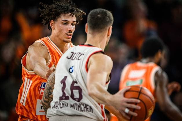Neu Ulm, Germany, 23 11 25 Alec Anigbata ratiopharm ulm andStefan Jovic FC Bayern Basketball in a duel during the Basketball Bundesliga match between ratiopharm ulm vs FC Bayern Basketball at the ratiopharm Arena on November 23, 2025 in Neu Ulm, Germany Photo by Harry Langer DeFodi Images ratiopharm Arena, Germany, 23 11 25 Alec Anigbata ratiopharm ulm andStefan Jovic FC Bayern Basketball battle for the ball during the Basketball Bundesliga match between ratiopharm ulm vs FC Bayern Basketball at Neu Ulm on November 23, 2025 in ratiopharm Arena, Germany Photo by Harry Langer DeFodi Images Photo by Harry Langer DeFodi Images