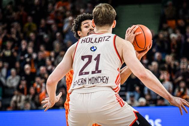 Neu Ulm, Germany, 23 11 25 Len Schoormann ratiopharm ulm andJustus Hollatz FC Bayern Basketball battle for the ball during the Basketball Bundesliga match between ratiopharm ulm vs FC Bayern Basketball at the ratiopharm Arena on November 23, 2025 in Neu Ulm, Germany Photo by Harry Langer DeFodi Images ratiopharm Arena, Germany, 23 11 25 Len Schoormann ratiopharm ulm andJustus Hollatz FC Bayern Basketball battle for the ball during the Basketball Bundesliga match between ratiopharm ulm vs FC Bayern Basketball at Neu Ulm on November 23, 2025 in ratiopharm Arena, Germany Photo by Harry Langer DeFodi Images Photo by Harry Langer DeFodi Images