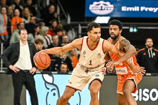 GER, BBL, ratiopharm Ulm vs FC Bayern Munich 23 11 2025, ratiopharm arena, Neu Ulm, GER, BBL, ratiopharm Ulm vs FC Bayern Munich, pictured Oscar da Silva Muenchen, 1 , Malik Osborne Ulm, 10 nordphotoxGmbHx xHafner nph00200