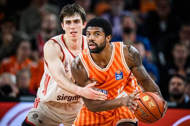 Neu Ulm, Germany, 23 11 25 Justinian Jessup FC Bayern Basketball and Malik Osborne ratiopharm ulm battle for the ball during the Basketball Bundesliga match between ratiopharm ulm vs FC Bayern Basketball at the ratiopharm Arena on November 23, 2025 in Neu Ulm, Germany Photo by Harry Langer DeFodi Images ratiopharm Arena, Germany, 23 11 25 Justinian Jessup FC Bayern Basketball and Malik Osborne ratiopharm ulm battle for the ball during the Basketball Bundesliga match between ratiopharm ulm vs FC Bayern Basketball at Neu Ulm on November 23, 2025 in ratiopharm Arena, Germany Photo by Harry Langer DeFodi Images Photo by Harry Langer DeFodi Images