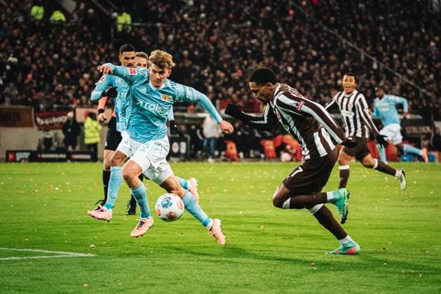 1 Bundesliga FC St Pauli vs 1 FC Union Berlin, 23 11 2025 Aljoscha Kemlein 1 FC Union Berlin, 6 vs Andréas Hountondji FC St Pauli, 27 Soccer, 1 Bundesliga, Matchday 11 FC St Pauli vs 1 FC Union Berlin on 23 11 2025 at Millerntor Stadion, Hamburg DFL REGULATIONS PROHIBIT ANY USE OF PHOTOGRAPHS AS IMAGE SEQUENCES AND OR QUASI VIDEO Copyright: xBEAUTIFULxSPORTS Tonhäuserx