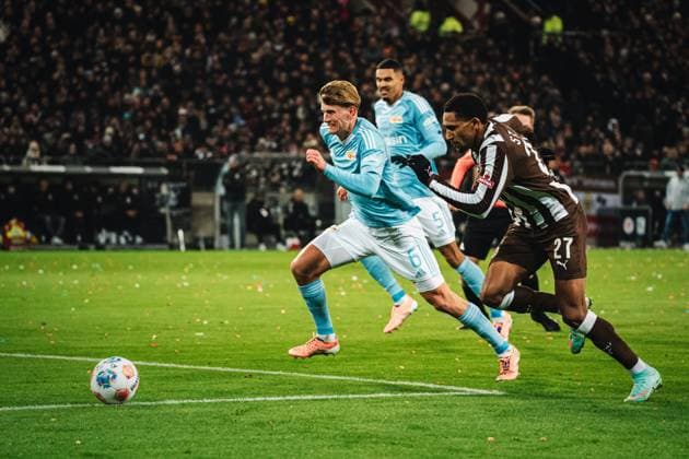 1 Bundesliga FC St Pauli vs 1 FC Union Berlin, 23 11 2025 Aljoscha Kemlein 1 FC Union Berlin, 6 vs Andréas Hountondji FC St Pauli, 27 Soccer, 1 Bundesliga, Matchday 11 FC St Pauli vs 1 FC Union Berlin on 23 11 2025 at Millerntor Stadion, Hamburg DFL REGULATIONS PROHIBIT ANY USE OF PHOTOGRAPHS AS IMAGE SEQUENCES AND OR QUASI VIDEO Copyright: xBEAUTIFULxSPORTS Tonhäuserx