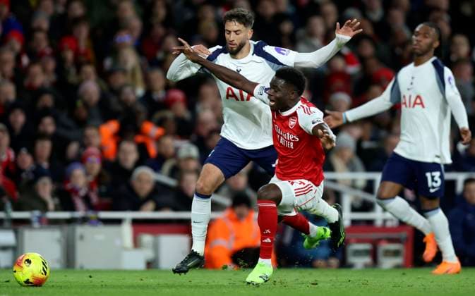 Arsenal v Tottenham Hotspur - Premier League Rodrigo Bentancur of Tottenham Hotspur and Bukayo Saka of Arsenal challenge during the Premier League match between Arsenal and Tottenham Hotspur at Emirates Stadium on November 23, 2025 in London, England. London Emirates Stadium England United Kingdom Copyright: xNigelxFrench Sportsphoto APLx 14142473