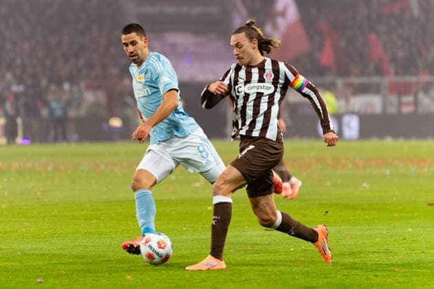 Jackson Irvine FC St Pauli, 07 dribbling against Rani Khedira 1 FC Union Berlin, 08 , GER, FC St Pauli vs 1 FC Union Berlin, Football, Bundesliga, Matchday 11, Season 2025 2026, 23 11 2025 DFL REGULATIONS PROHIBIT ANY USE OF PHOTOGRAPHS AS IMAGE SEQUENCES AND OR QUASI VIDEO GER, FC St Pauli vs 1 FC Union Berlin, Football, Bundesliga, Matchday 11, Season 2025 2026, 23 11 2025 Hamburg Copyright: xEibner-Pressefoto MaxxVincenx EP_MVN