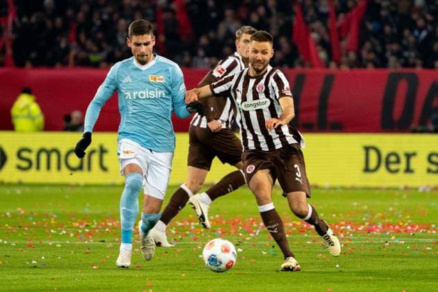Karol Mets FC St Pauli, 03 in duel, fight for the ball with Andrej Ilic 1 FC Union Berlin, 23 , GER, FC St Pauli vs 1 FC Union Berlin, Football, Bundesliga, Matchday 11, Season 2025 2026, 23 11 2025 DFL REGULATES PROHIBIT ANY USE OF PHOTOGRAPHS AS IMAGE SEQUENCES AND OR QUASI VIDEO GER, FC St Pauli vs 1 FC Union Berlin, Football, Bundesliga, Matchday 11, Season 2025 2026, 23 11 2025 Hamburg Copyright: xEibner-Pressefoto MaxxVincenx EP_MVN