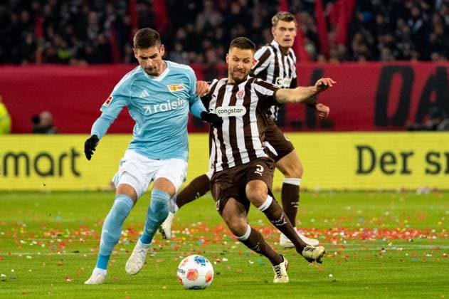 Karol Mets FC St Pauli, 03 in duel, fight for the ball with Andrej Ilic 1 FC Union Berlin, 23 , GER, FC St Pauli vs 1 FC Union Berlin, Football, Bundesliga, Matchday 11, Season 2025 2026, 23 11 2025 DFL REGULATES PROHIBIT ANY USE OF PHOTOGRAPHS AS IMAGE SEQUENCES AND OR QUASI VIDEO GER, FC St Pauli vs 1 FC Union Berlin, Football, Bundesliga, Matchday 11, Season 2025 2026, 23 11 2025 Hamburg Copyright: xEibner-Pressefoto MaxxVincenx EP_MVN