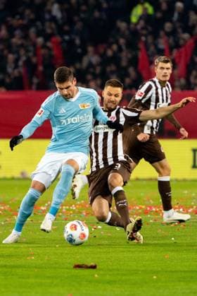 Karol Mets FC St Pauli, 03 in duel, fight for the ball with Andrej Ilic 1 FC Union Berlin, 23 , GER, FC St Pauli vs 1 FC Union Berlin, Football, Bundesliga, Matchday 11, Season 2025 2026, 23 11 2025 DFL REGULATES PROHIBIT ANY USE OF PHOTOGRAPHS AS IMAGE SEQUENCES AND OR QUASI VIDEO GER, FC St Pauli vs 1 FC Union Berlin, Football, Bundesliga, Matchday 11, Season 2025 2026, 23 11 2025 Hamburg Copyright: xEibner-Pressefoto MaxxVincenx EP_MVN