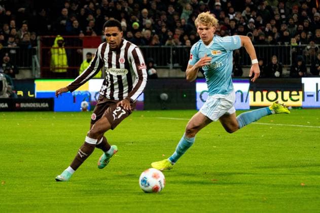 Andreas Hountondji FC St Pauli, 27 dribbling against Leopold Querfeld 1 FC Union Berlin, 14 , GER, FC St Pauli vs 1 FC Union Berlin, Football, Bundesliga, Matchday 11, Season 2025 2026, 23 11 2025 DFL REGULATIONS PROHIBIT ANY USE OF PHOTOGRAPHS AS IMAGE SEQUENCES AND OR QUASI VIDEO GER, FC St Pauli vs 1 FC Union Berlin, Football, Bundesliga, Matchday 11, Season 2025 2026, 23 11 2025 Hamburg Copyright: xEibner-Pressefoto MaxxVincenx EP_MVN