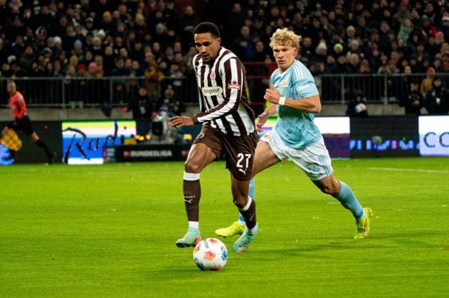 Andreas Hountondji FC St Pauli, 27 dribbling against Leopold Querfeld 1 FC Union Berlin, 14 , GER, FC St Pauli vs 1 FC Union Berlin, Football, Bundesliga, Matchday 11, Season 2025 2026, 23 11 2025 DFL REGULATIONS PROHIBIT ANY USE OF PHOTOGRAPHS AS IMAGE SEQUENCES AND OR QUASI VIDEO GER, FC St Pauli vs 1 FC Union Berlin, Football, Bundesliga, Matchday 11, Season 2025 2026, 23 11 2025 Hamburg Copyright: xEibner-Pressefoto MaxxVincenx EP_MVN