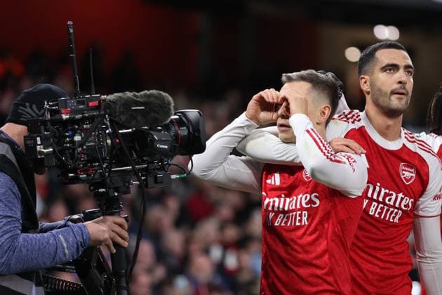 London, England, 23rd November 2025. Leandro Trossard (L) of Arsenal celebrates after scoring to make it 1-0 during the Arsenal vs Tottenham Hotspur Premier League match at the Emirates Stadium, London. Picture credit should read: David Klein Sportimage EDITORIAL USE ONLY. No use with unauthorised audio, video, data, fixture lists, club league logos or live services. Online in-match use limited to 120 images, no video emulation. No use in betting, games or single club league player publications. SPI_063_DK_Arsenal_Tottenham SPI-4307-0062