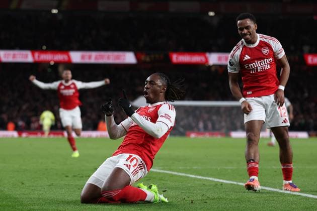 London, England, 23rd November 2025. Eberechi Eze of Arsenal celebrates after scoring to make it 2-0 during the Arsenal vs Tottenham Hotspur Premier League match at the Emirates Stadium, London. Picture credit should read: David Klein Sportimage EDITORIAL USE ONLY. No use with unauthorised audio, video, data, fixture lists, club league logos or live services. Online in-match use limited to 120 images, no video emulation. No use in betting, games or single club league player publications. SPI_069_DK_Arsenal_Tottenham SPI-4307-0068