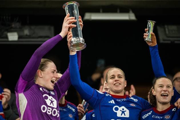 251123 Goalkeeper Tove Enblom and Elise Thorsnes of Valerenga celebrate with the trophy after the cup final between Rosenborg and Valerenga on November 23, 2025 in Oslo Photo Marius Simensen BILDBYRAN COP 238 MM0050 bbeng cup cupfinale dam football fotball fotboll nm norgesmesterskapet rosenborg vif valerenga  Copyright: MARIUSxSIMENSEN BB251123ZJ030