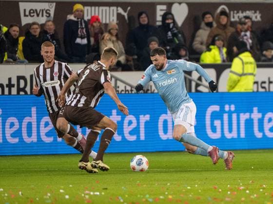 Soccer, Men, Season 2025 2026, 1 Bundesliga 11 Matchday , FC St Pauli 1 FC Union Berlin, v l Louis Oppie St Pauli , Karol Mets St Pauli , Oliver Burke 1 FC Union Berlin , 23 11 2025, Copyright: xMatthiasxKochx
