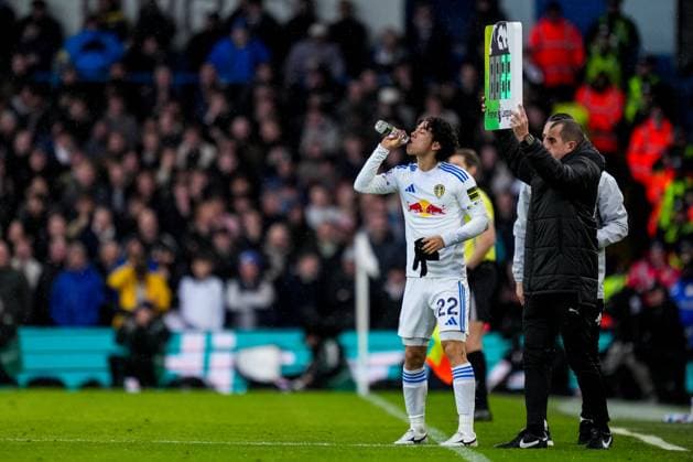LEEDS, ENGLAND - NOVEMBER 23: Ao Tanaka of Leeds United drinks before entering the pitch as a substitute during the Premier League match between Leeds United and Aston Villa at Elland Road on November 23, 2025 in Leeds, England. (Photo by Rene Nijhuis) SPO  Copyright: xRenexNijhuis