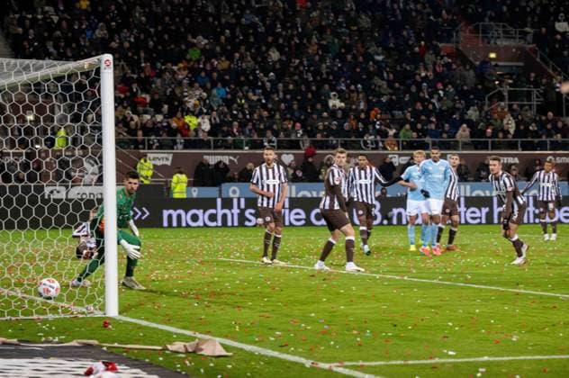 Soccer, Men, Season 2025 2026, 1 Bundesliga 11 Matchday , FC St Pauli 1 FC Union Berlin, Rani Khedira 1 FC Union Berlin scores the goal to 0 1 against goalkeeper Nikola Vasilj St Pauli and Hauke Wahl St Pauli , 23 11 2025, Copyright: xMatthiasxKochx