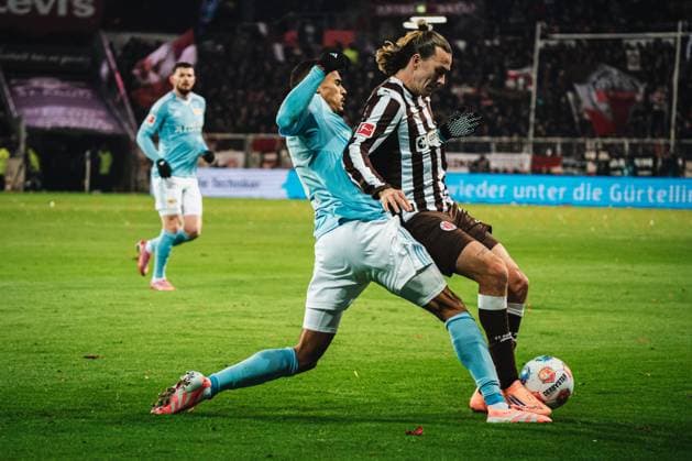 1 Bundesliga FC St Pauli vs 1 FC Union Berlin, 23 11 2025 Danilho Doekhi 1 FC Union Berlin, 5 vs Jackson Irvine FC St Pauli, 7 Soccer, 1 Bundesliga, 11 Matchday FC St Pauli vs 1 FC Union Berlin on 23 11 2025 at Millerntor Stadion, Hamburg DFL REGULATIONS PROHIBIT ANY USE OF PHOTOGRAPHS AS IMAGE SEQUENCES AND OR QUASI VIDEO Copyright: xBEAUTIFULxSPORTS Tonhäuserx