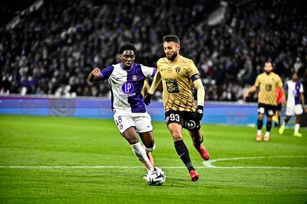 FOOTBALL : Toulouse vs Angers - 13eme Journee de Ligue 1 McDonald S - Toulouse - 23 11 2025 Haris Belkebkla (sco) vs Alexis Vossah (tfc) Toulouse  Copyright: xThierryxBretonx