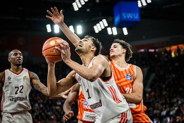 Neu Ulm, Germany, 23 11 25 Oscar da Silva FC Bayern Basketball and Alec Anigbata ratiopharm ulm battle for the ball during the Basketball Bundesliga match between ratiopharm ulm vs FC Bayern Basketball at the ratiopharm Arena on November 23, 2025 in Neu Ulm, Germany Photo by Harry Langer DeFodi Images ratiopharm Arena, Germany, 23 11 25 Oscar da Silva FC Bayern Basketball and Alec Anigbata ratiopharm ulm battle for the ball during the Basketball Bundesliga match between ratiopharm ulm vs FC Bayern Basketball at Neu Ulm on November 23, 2025 in ratiopharm Arena, Germany Photo by Harry Langer DeFodi Images Photo by Harry Langer DeFodi Images